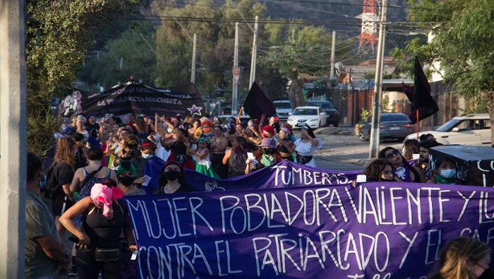 La presencia femenina frente a la crisis convierte a las mujeres en protagonistas. Lo explica la feminización de la pobreza en Chile, son “ellas” el 54, 3 por ciento de los más vulnerables.