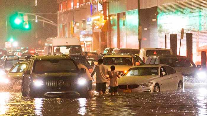Las inundaciones en Nueva York llevaron a que las autoridades decretaran el estado de emergencia.