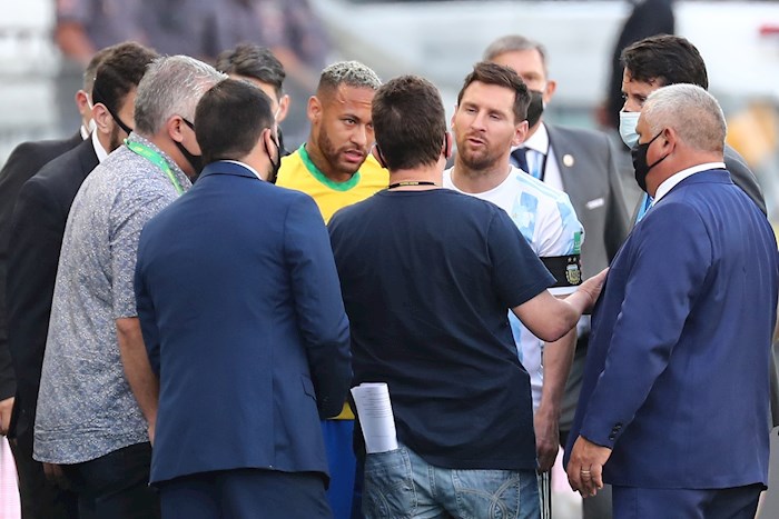 Apenas seis minutos después de comenzado el partido entre Argentina y Brasil, las autoridades sanitarias irrumpieron en el campo y los árbitros suspendieron el encuentro