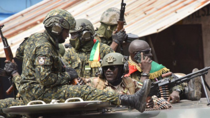 Fuerzas Especiales de Guinea toman el control del país africano tras perpetrar un golpe de Estado.