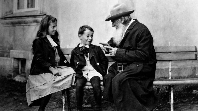 Tolstoi murió el 20 de noviembre de 1910, siendo enterrado el 22 en su granja en Yásnaya Poliana, sin ceremonia religiosa alguna.
