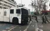 En diversas arterias de Santiago Carabineros intentó detener la marcha con barricadas de carros y lanzamiento de agua 