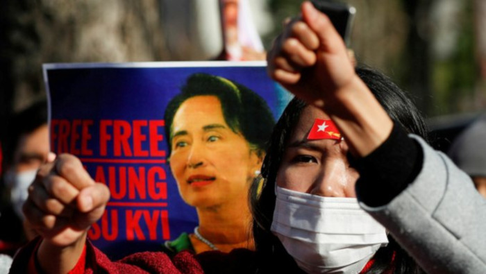 En arresto domiciliario, Suu Kyi se reunió antes de la sesión con su equipo legal y tuvo que volver a casa porque se había mareado en el coche.