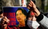 En arresto domiciliario, Suu Kyi se reunió antes de la sesión con su equipo legal y tuvo que volver a casa porque se había mareado en el coche.