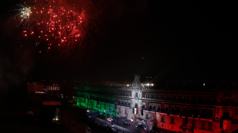 La Plaza del Zócalo se llenó de fuegos artificiales explotando durante la ceremonia del Grito de Independencia.
