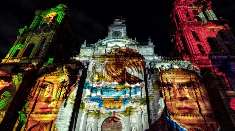 Se proyectaron videos con tecnología mapping sobre la Catedral durante la ceremonia para homenajear a los héroes de las gestas mexicanas.