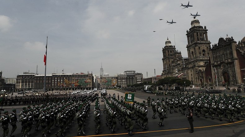 Los efectivos de la Marina, la Fuerza Aérea Nacional entre otros destacamentos de las Fuerzas Armadas recorrieron el Zócalo en una parada militar que es tradicional cada año.