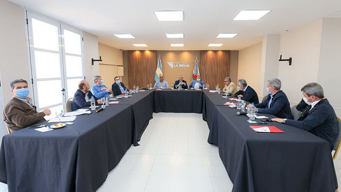 La reunión con los gobernadores fue convocada a pocas horas de que el presidente argentino anunciará una serie de cambios en su Gabinete.