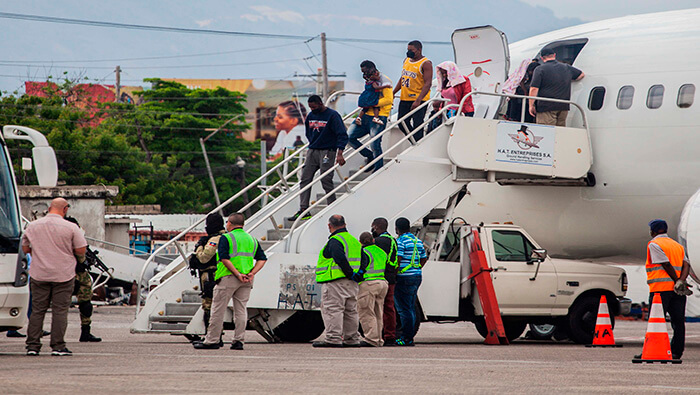 Migrantes haitianos deportados desde EE.UU. se bajan de un avión en el aeropuerto Toussaint Louverture en Puerto Príncipe.