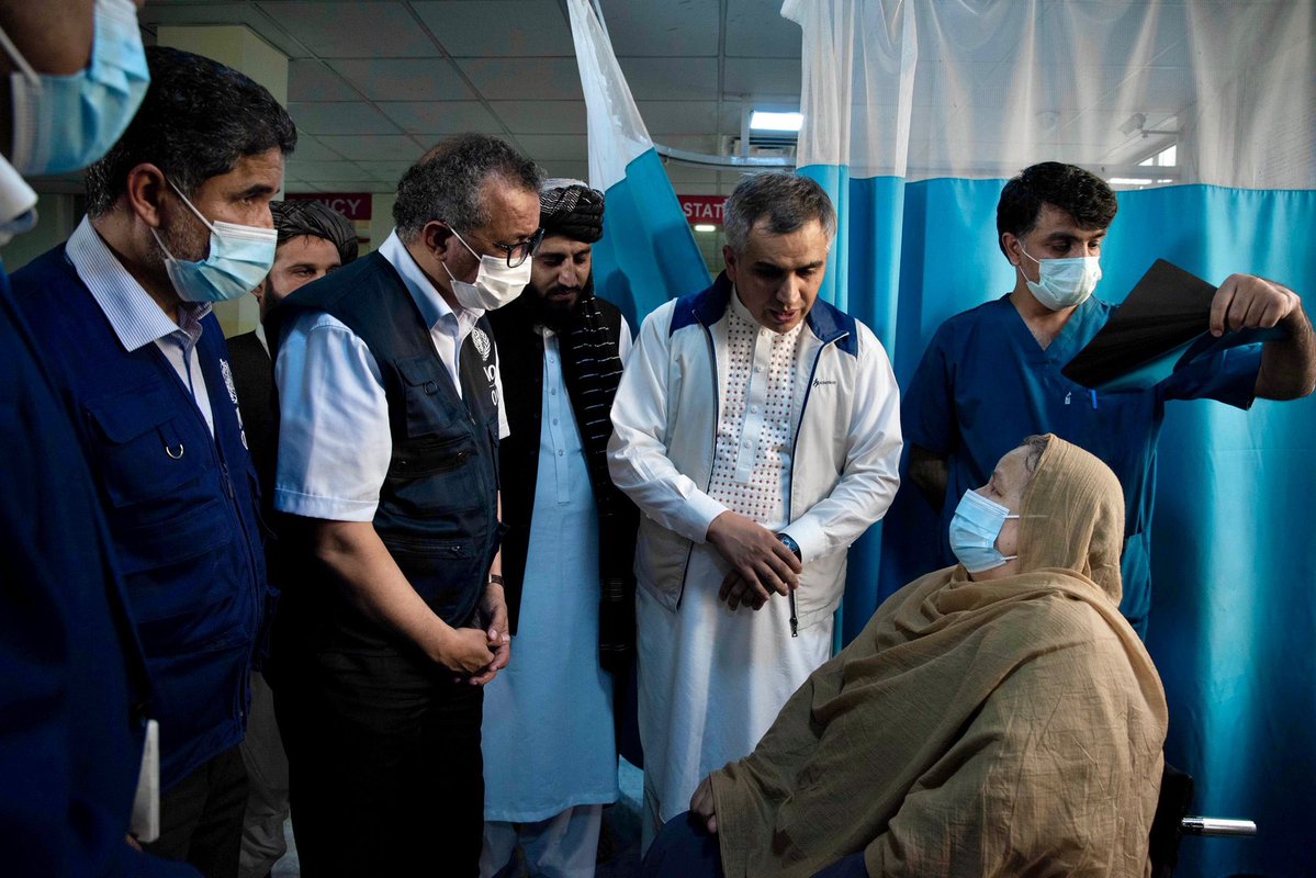 El titular de OMS se interesó en el Hospital Nacional de Kabul por el estado de pacientes y condiciones del personal de salud.
