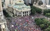 Miles de personas se reúnen en las protestas en Río de Janeiro.
