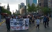 Los manifestantes marcharon por las principales arterias de Santiago hasta la plaza Baquedano y el Palacio de la Moneda.