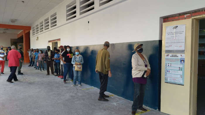 Desde horas de la mañana, los venezolanos acudieron a los centros de votación para participar en el simulacro nacional electoral.