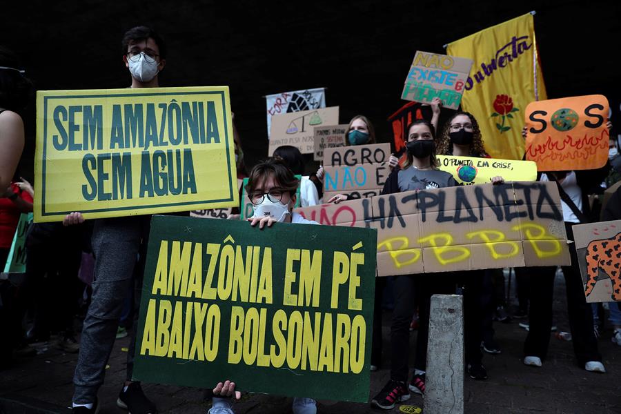 Las decisiones del Gobierno de Bolsonaro en materia de deforestación provocarán 180.000 muertes adicionales este siglo, según los demandantes.