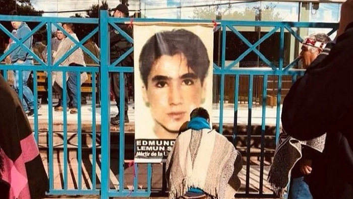 De acuerdo con medios locales, el comunero de 17 años fue el primer joven mapuche asesinado por la policía chilena tras el retorno a la democracia en 1990.