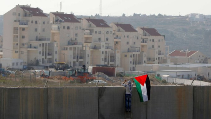 La mayor parte de la comunidad internacional considera que la construcción de asentamientos es una violación del derecho internacional.