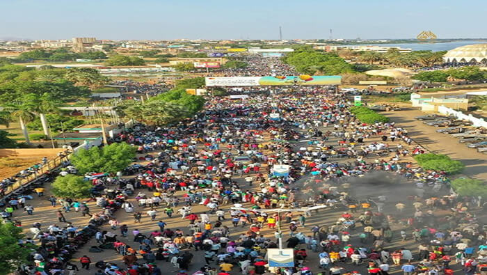 “No hay vuelta atrás posible”, gritaban los manifestantes desafiando a los militares que dieron un golpe de Estado.