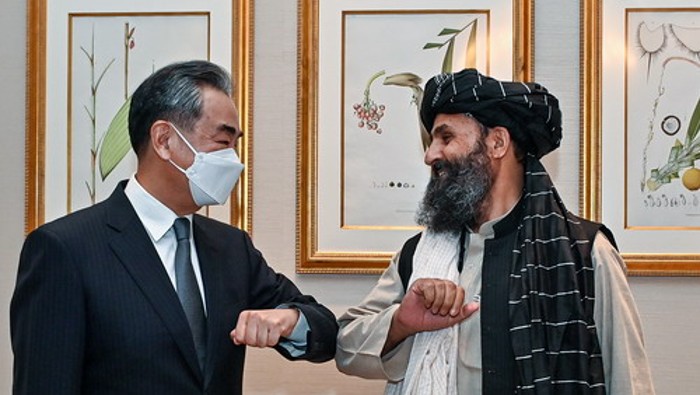 El ministro de Relaciones Exteriores afgano, Amir Khan Mutaqui y su par chino, Wang Yi, sostuvieron un encuentro para dialogar temas bilaterales.