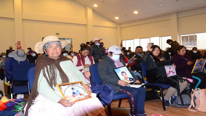 El diálogo tiene lugar en la sede de la Federación Sindical de Trabajadores Mineros de Bolivia, en La Paz.