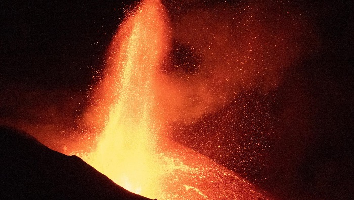 La lava lanzada por el Cumbre Vieja este martes alcanzó los 600 metros de altura