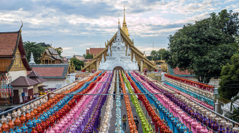 En el templo budista de la provincia tailandea Lamphun, Wat Phra That Hariphunchai, se celebró un gran festival de linternas.