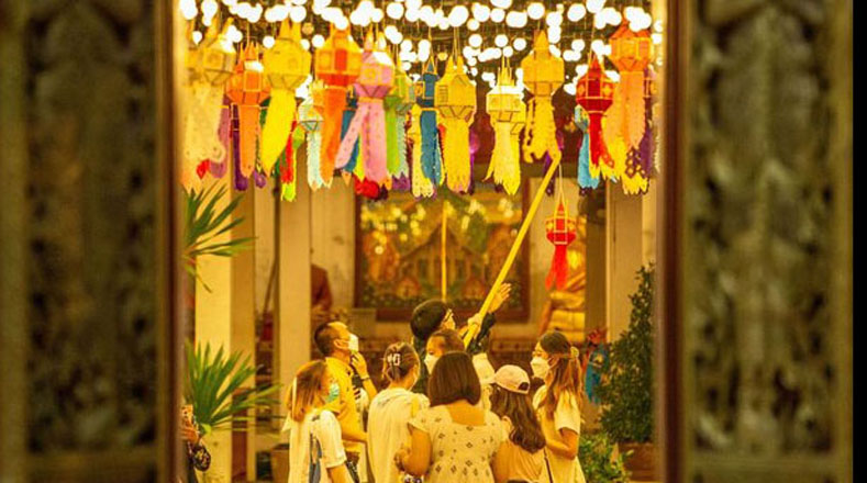 Los asistentes al festival pudieron elegir entre las llamativas linternas de colores vistosos para elevarlas ellos mismos.
