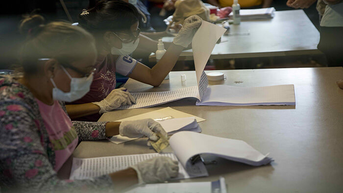 Funcionarios del ente electoral nicaragüense revisan el material para las elecciones del próximo 7 de noviembre.