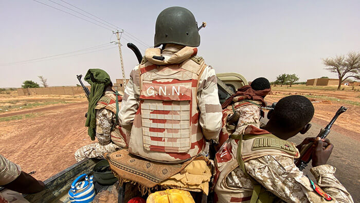 Fuerzas militares de Níger patrullan la región de Tillabéri en busca del grupo armado que perpetro el ataque.