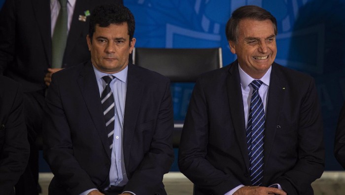 El presidente brasileño Jair Bolsonaro (a la derecha, en la imagen) arremetió  contra Moro, a quien acusó de tener 