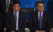 El presidente brasileño Jair Bolsonaro (a la derecha, en la imagen) arremetió  contra Moro, a quien acusó de tener "intenciones políticas de forma camuflada" desde que accedió al puesto de ministro de Justicia.