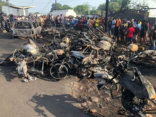 Explosión de un camión cisterna en la capital de Sierra de Leona ocasiona la muerte de al menos 130 personas y casi un centenar de heridos.