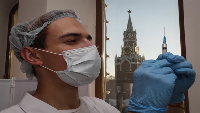 Personal sanitario de Moscú inicia ensayo clínico fase III de la vacuna Sputnik M para inmunizar a adolescentes frente al coronavirus.