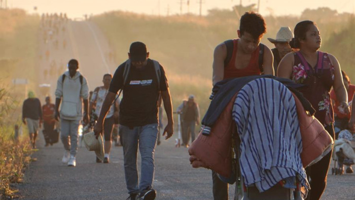 El secretario de Gobernación, Adán Augusto López Hernández, confirmó que la caravana migrante que avanza por el sur del país está compuesta por un aproximado de mil 200 personas.