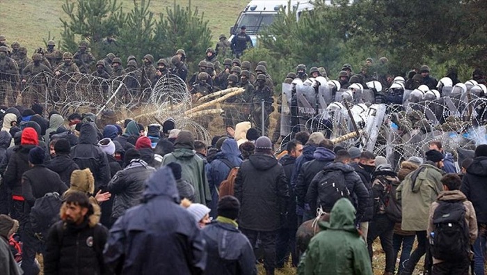 Cerca de 2.000 migrantes permanecen en un campamento improvisado en la frontera entre Belarus y Polonia para intentar entrar a la Unión Europea.