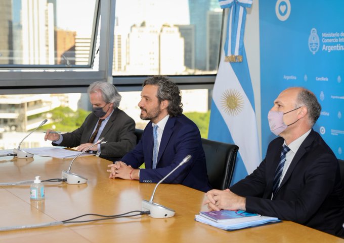 Cafiero (centro), dijo contar con el respaldo del pueblo argentino, y agradeció el apoyo una vez más de la OEA sobre Malvinas.