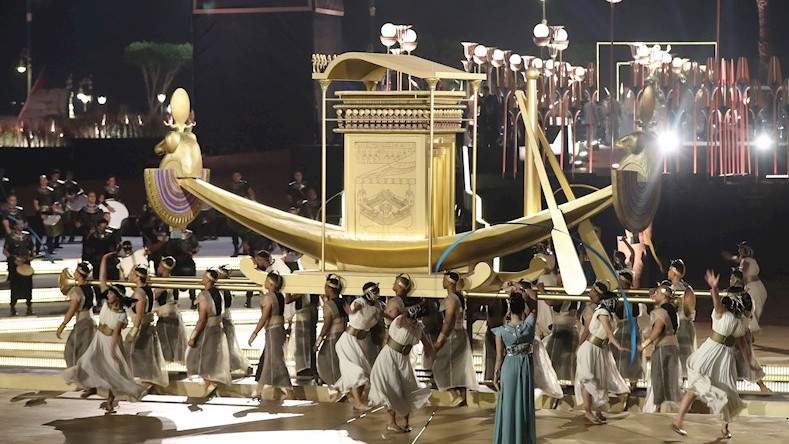 La procesión por la Avenida de las Esfinges copió los principales elementos de la fiesta de Opet, en la que cada año, el día 15 del mes de las inundaciones por la crecida del río Nilo.
