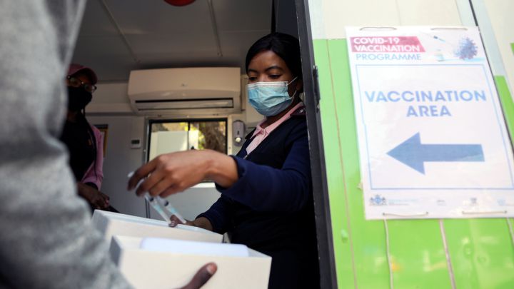 Sudáfrica afirmó que no hay indicación ni sugerencia de que la enfermedad, con esta variante, no vaya a ser prevenida por las vacunas.