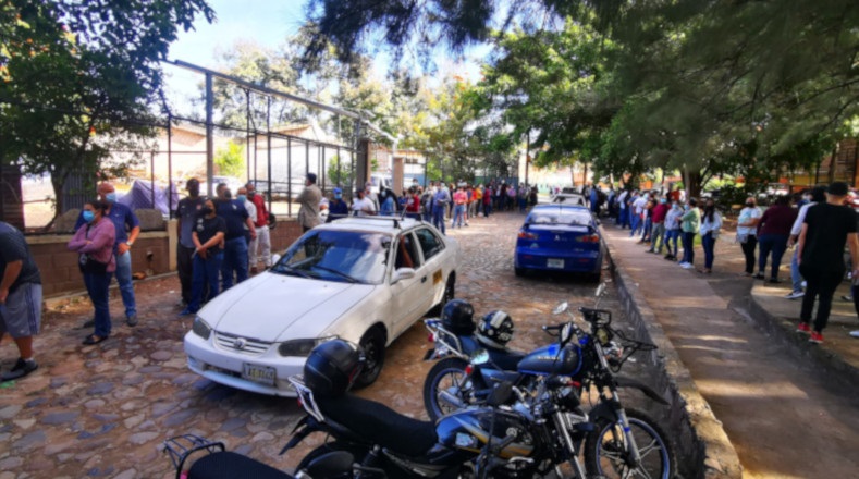 Los centros de votación en la colonia Kennedy, al oriente de Tegucigalpa, abrieron con retraso y esto provocó ansiedad entre los electores, que llegaron desde las primeras horas.