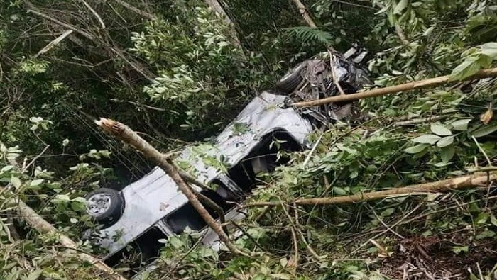 La camioneta rural accidentada transportaba 17 pasajeros cuando se precipitó al abismo.