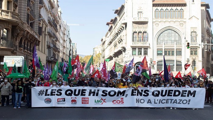 Unas 4500 personas, según cifras de la Guardia Urbana, se han manifestado este martes en Barcelona para protestar contra la Ley de interinos.