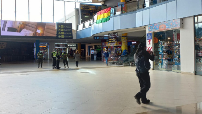 El comandante de la Policía Boliviana, Jhonny Aguilera, confirmó este miércoles que se desplegaron contingentes policiales a diferentes aeropuertos a nivel nacional.