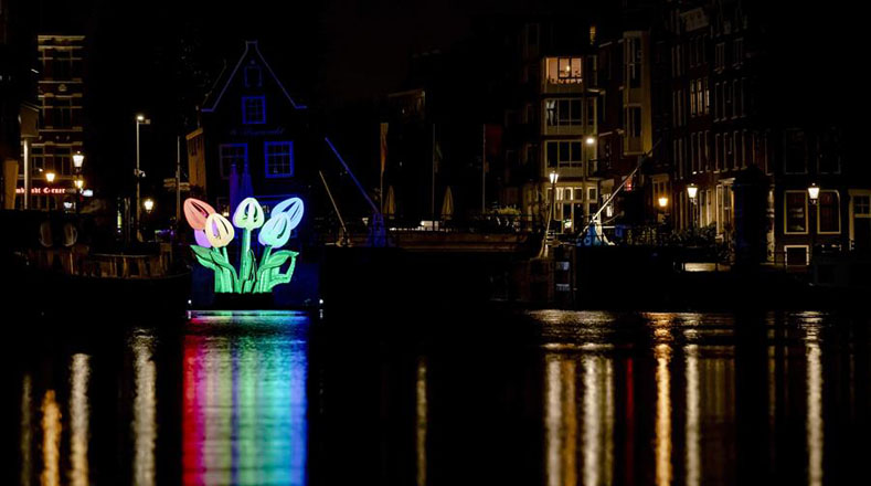 Desde el 2 de diciembre hasta el 23 de enero de 2022 las personas podrán ver las más de 20 obras de arte dispuestas en una ruta de agua por el centro de Ámsterdam.