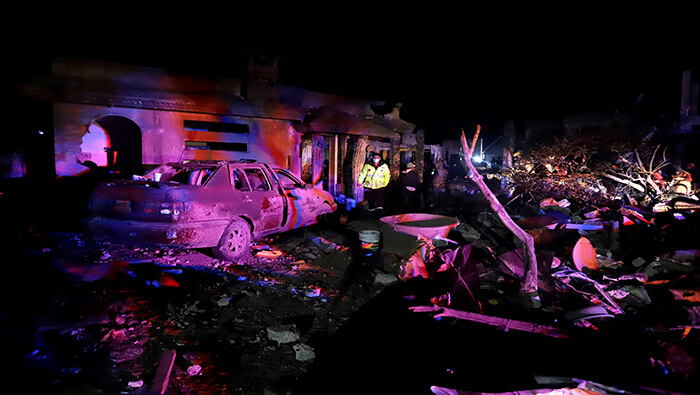 La explosión registrada en un taller de pirotecnia en Santiago Tenango dejó varias casas y vehículos dañados.