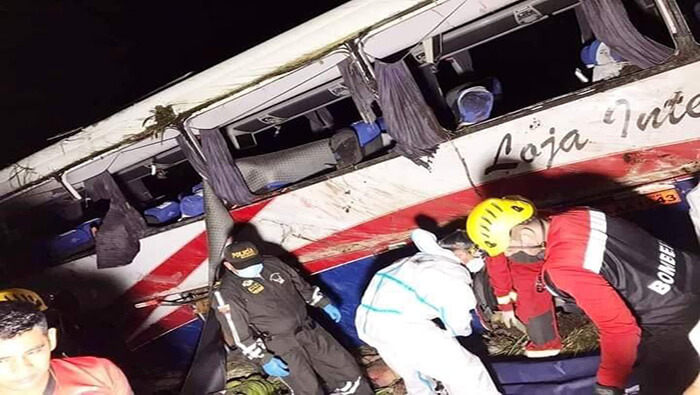 Rescatistas ecuatorianos trasladan a los heridos del accidente del accidente.
