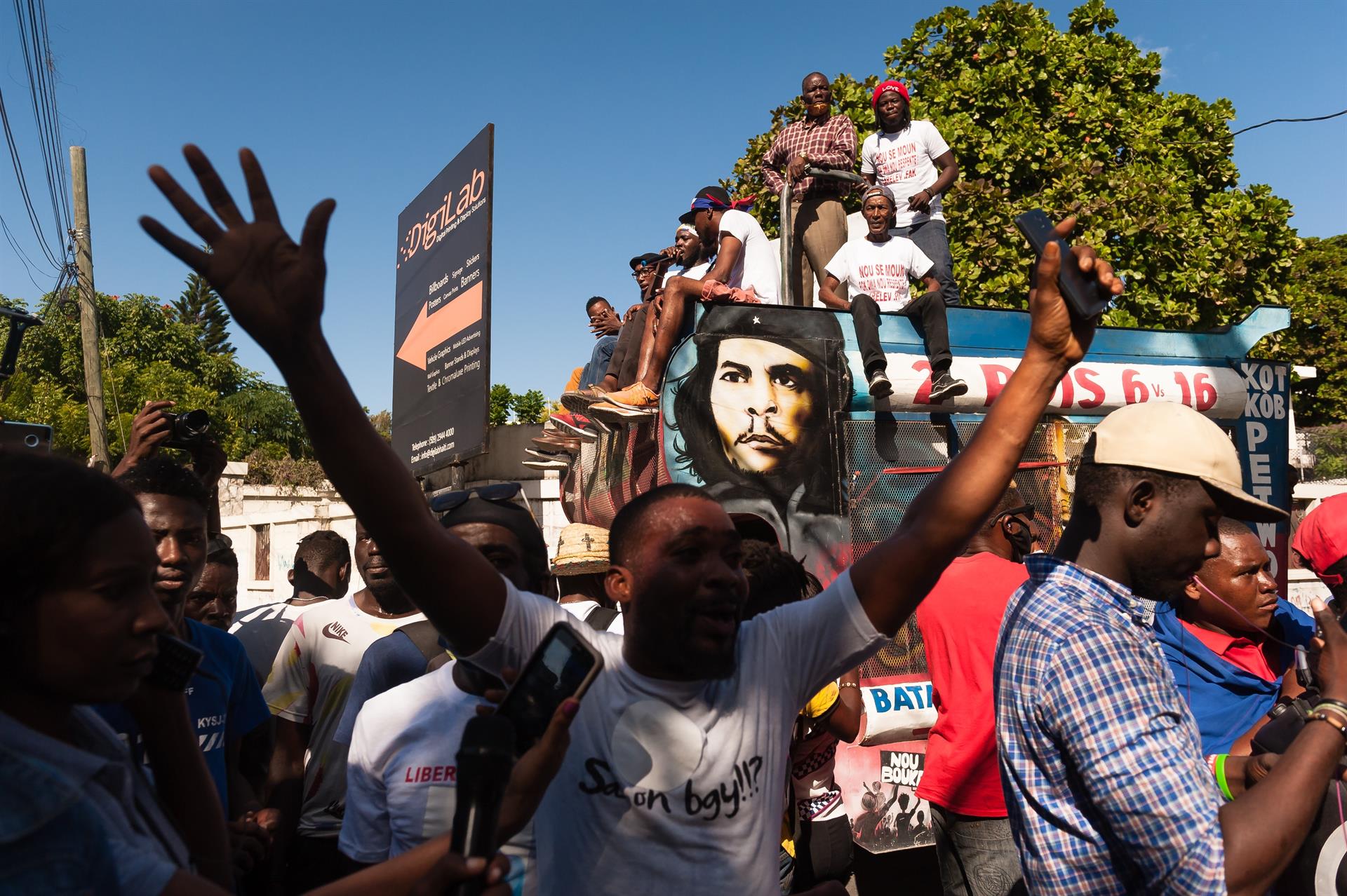 El aumento del precio de los combustibles fósiles decretado por el Gobierno ha generado protestas en Puerto Príncipe y el resto de las provincias haitianas.