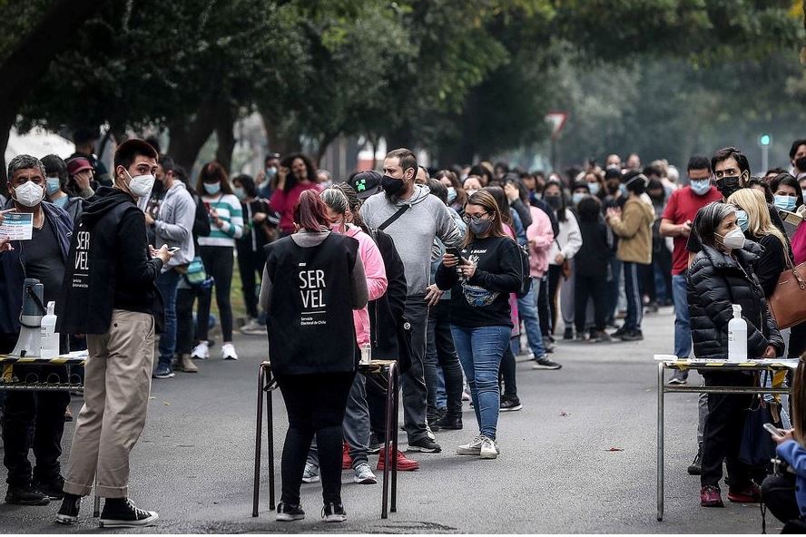Las autoridades electorales chilenas recomiendan no formar aglomeraciones en las filas para votar, ni en el interior de las mesas comiciales.