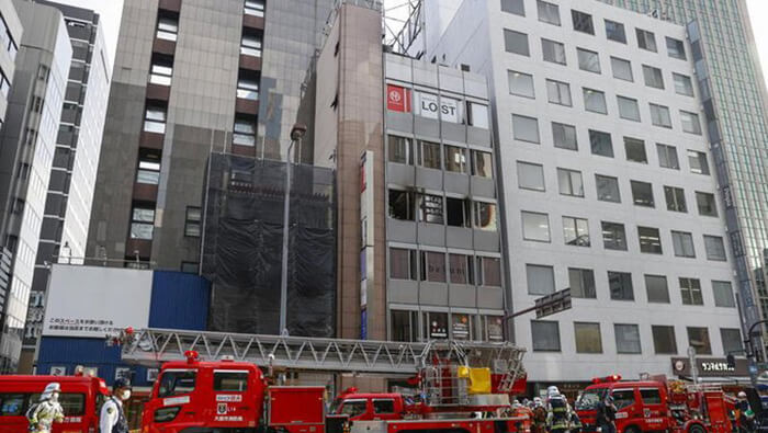 Más de 30 camiones de bomberos asistieron al lugar del incendio en el centro de la ciudad de Osaka.