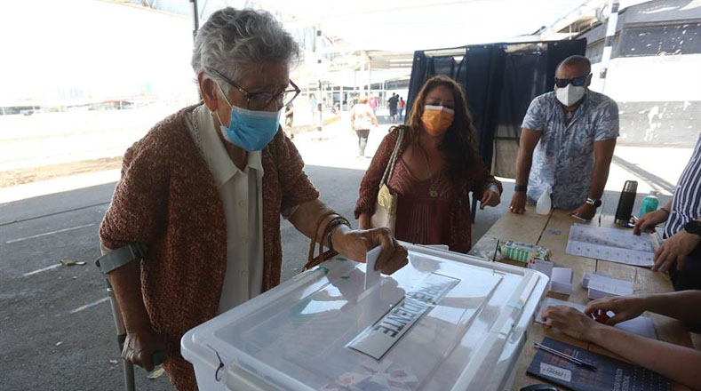 Chilenos acuden a segunda vuelta electoral para elegir presidente