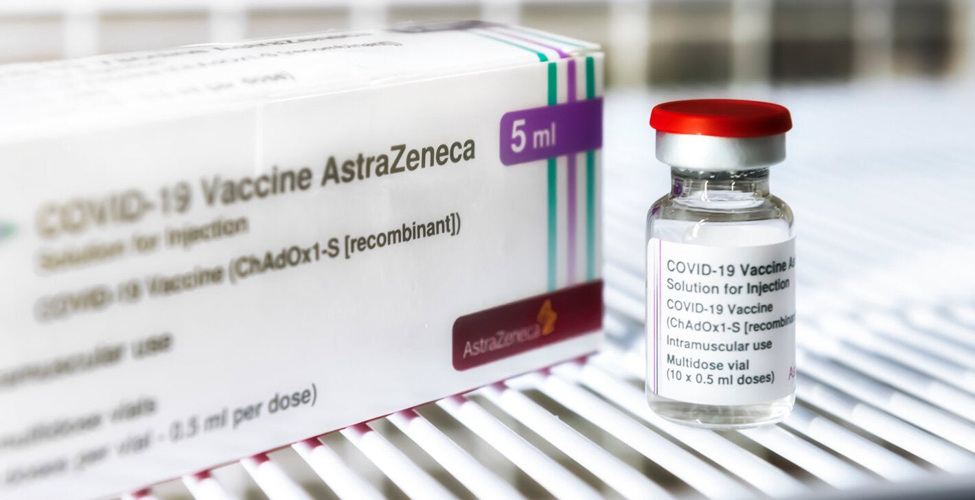 La vacuna anticovid desarrollada por la británica Universidad de Oxford se manufactura en varios países del mundo.