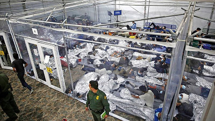 Durante el Gobierno de Joe Biden los centros de detención de migrantes colapsaron.